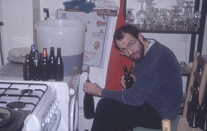Jean-Yves emplit les bouteilles